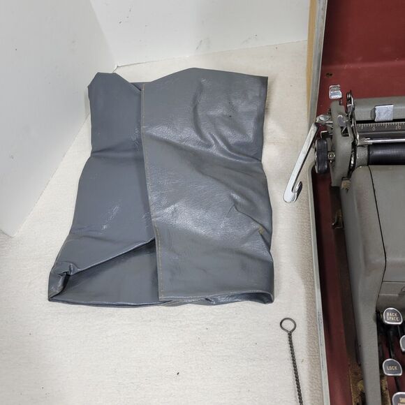 Vintage Royal Typewriter Quiet De Luxe Gray Magic with Portable Case Mid Century - Picture 4 of 16